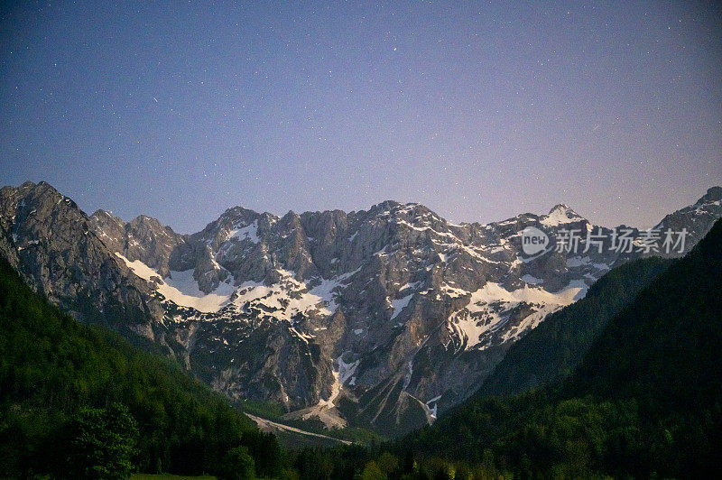 Zgornje Jezersko山谷春天的夜景